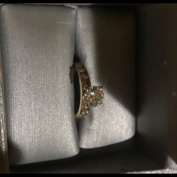 Engagement ring - Picture 2 of 3